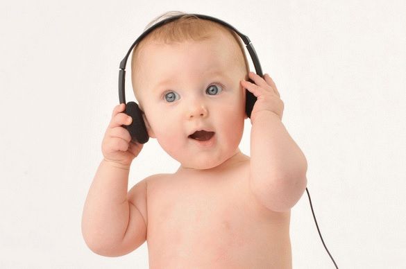 ребенок слушает музыку