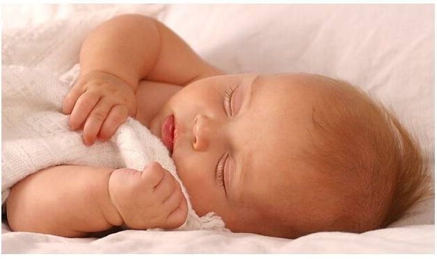 ребенок в 3 месяца спит фото