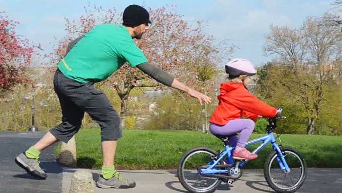 как научить ребенка кататься на трехколесном велосипеде