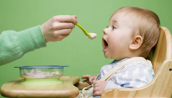 Как научить маленького ребенка жевать?