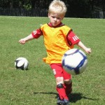 мальчик играет у футбол фото